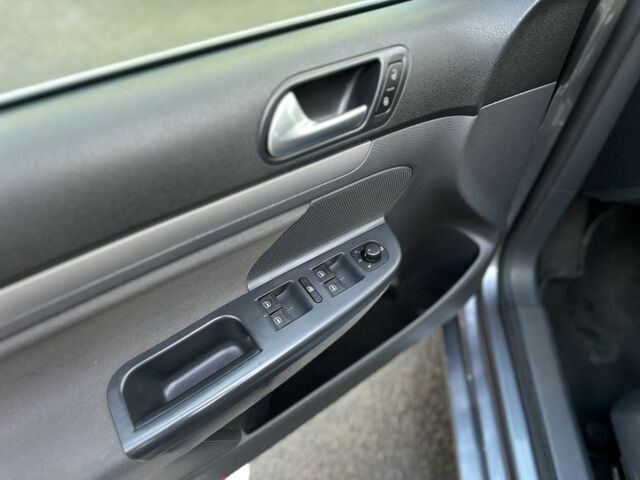 Сірий Фольксваген Гольф, об'ємом двигуна 1.6 л та пробігом 202 тис. км за 5800 $, фото 11 на Automoto.ua