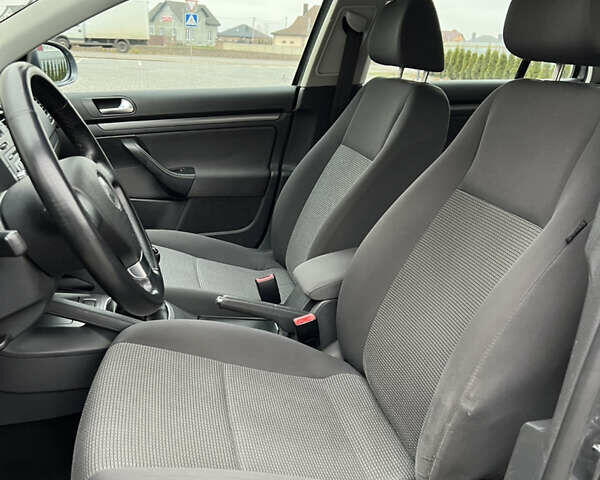 Серый Фольксваген Гольф, объемом двигателя 1.6 л и пробегом 218 тыс. км за 5850 $, фото 37 на Automoto.ua