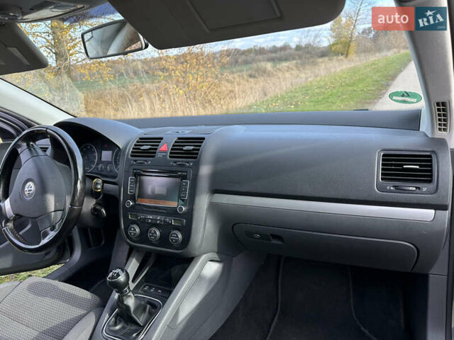 Серый Фольксваген Гольф, объемом двигателя 1.39 л и пробегом 200 тыс. км за 5750 $, фото 13 на Automoto.ua