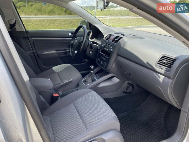 Серый Фольксваген Гольф, объемом двигателя 1.6 л и пробегом 225 тыс. км за 5000 $, фото 3 на Automoto.ua