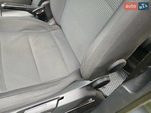 Серый Фольксваген Гольф, объемом двигателя 1.6 л и пробегом 260 тыс. км за 7400 $, фото 21 на Automoto.ua