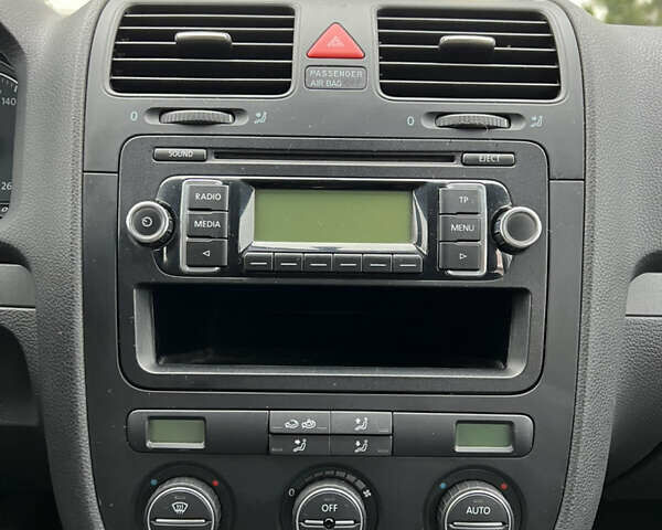 Серый Фольксваген Гольф, объемом двигателя 1.6 л и пробегом 218 тыс. км за 5850 $, фото 52 на Automoto.ua