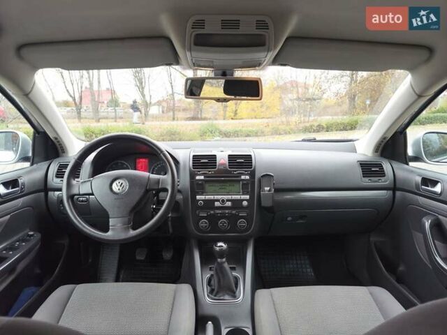 Серый Фольксваген Гольф, объемом двигателя 1.6 л и пробегом 284 тыс. км за 6350 $, фото 4 на Automoto.ua