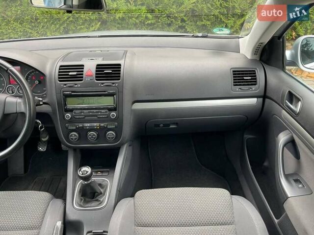 Серый Фольксваген Гольф, объемом двигателя 1.4 л и пробегом 214 тыс. км за 6200 $, фото 22 на Automoto.ua