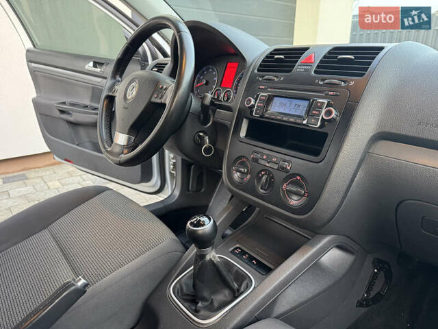 Серый Фольксваген Гольф, объемом двигателя 1.6 л и пробегом 225 тыс. км за 6450 $, фото 34 на Automoto.ua