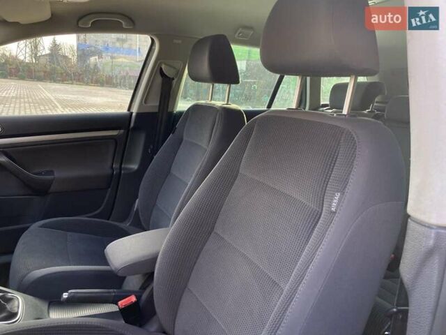 Серый Фольксваген Гольф, объемом двигателя 1.6 л и пробегом 231 тыс. км за 6100 $, фото 8 на Automoto.ua