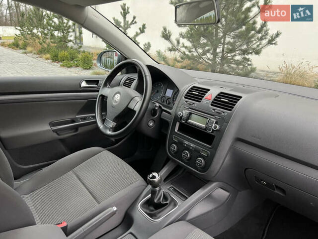 Серый Фольксваген Гольф, объемом двигателя 1.6 л и пробегом 218 тыс. км за 5850 $, фото 43 на Automoto.ua