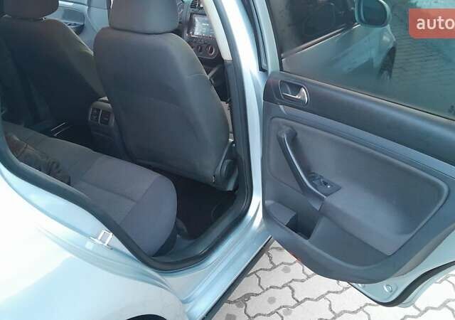 Серый Фольксваген Гольф, объемом двигателя 1.6 л и пробегом 370 тыс. км за 4900 $, фото 18 на Automoto.ua