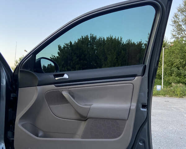 Серый Фольксваген Гольф, объемом двигателя 1.6 л и пробегом 220 тыс. км за 8900 $, фото 15 на Automoto.ua