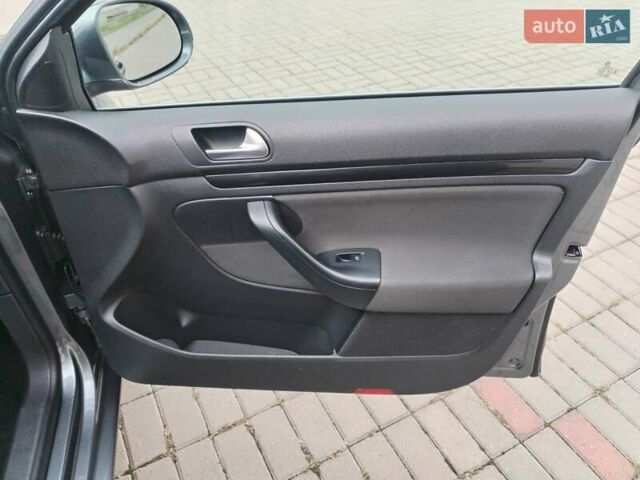 Серый Фольксваген Гольф, объемом двигателя 1.6 л и пробегом 253 тыс. км за 7700 $, фото 49 на Automoto.ua