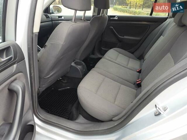 Серый Фольксваген Гольф, объемом двигателя 1.6 л и пробегом 284 тыс. км за 6350 $, фото 3 на Automoto.ua