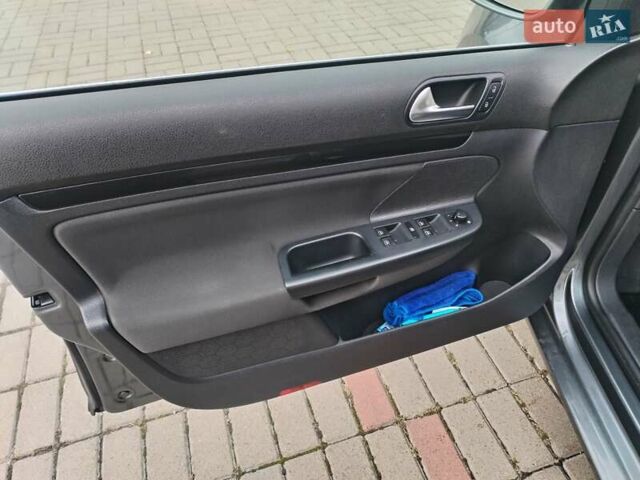 Серый Фольксваген Гольф, объемом двигателя 1.6 л и пробегом 253 тыс. км за 7700 $, фото 40 на Automoto.ua