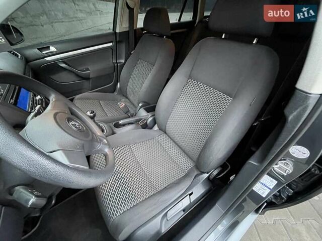 Серый Фольксваген Гольф, объемом двигателя 1.6 л и пробегом 144 тыс. км за 7950 $, фото 35 на Automoto.ua