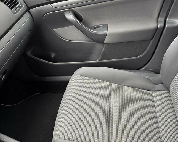 Серый Фольксваген Гольф, объемом двигателя 1.6 л и пробегом 230 тыс. км за 7000 $, фото 9 на Automoto.ua