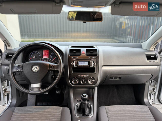 Серый Фольксваген Гольф, объемом двигателя 1.6 л и пробегом 225 тыс. км за 6450 $, фото 26 на Automoto.ua
