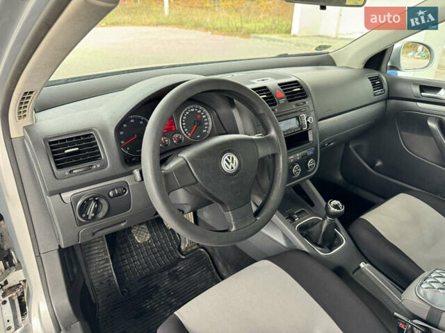 Фольксваген Гольф 2009 у Сокинянах на Automoto.ua Сірий Фольксваген Гольф, об'ємом двигуна 1.6 л та пробігом 268 тис. км за 4999 $, фото 10 на Automoto.ua