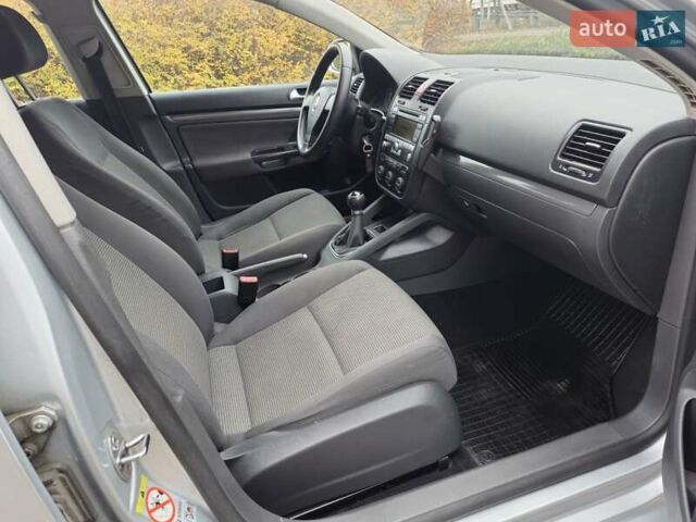 Серый Фольксваген Гольф, объемом двигателя 1.6 л и пробегом 284 тыс. км за 6350 $, фото 5 на Automoto.ua