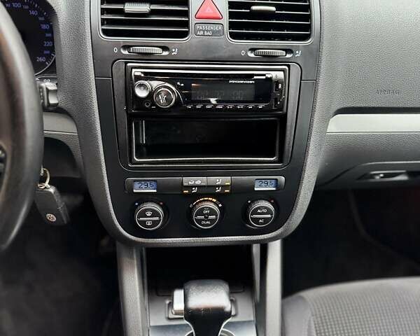 Серый Фольксваген Гольф, объемом двигателя 1.4 л и пробегом 220 тыс. км за 5999 $, фото 4 на Automoto.ua