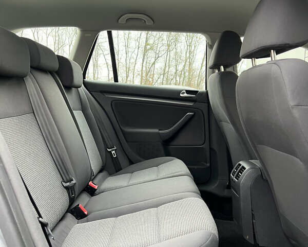 Серый Фольксваген Гольф, объемом двигателя 1.6 л и пробегом 218 тыс. км за 5850 $, фото 64 на Automoto.ua