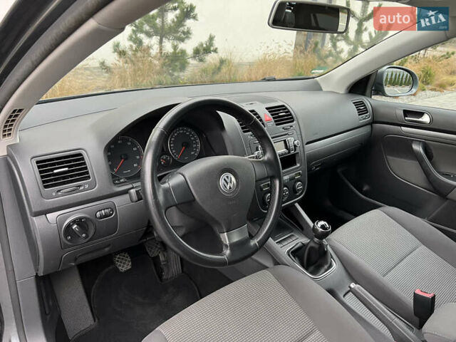 Серый Фольксваген Гольф, объемом двигателя 1.6 л и пробегом 218 тыс. км за 5850 $, фото 33 на Automoto.ua