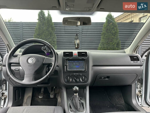 Фольксваген Гольф 2009 в Черкассах на Automoto.ua Серый Фольксваген Гольф, объемом двигателя 1.9 л и пробегом 221 тыс. км за 6950 $, фото 9 на Automoto.ua