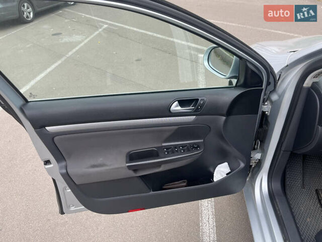 Серый Фольксваген Гольф, объемом двигателя 1.39 л и пробегом 241 тыс. км за 7000 $, фото 5 на Automoto.ua