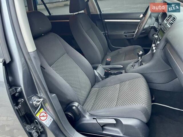 Серый Фольксваген Гольф, объемом двигателя 1.6 л и пробегом 144 тыс. км за 7950 $, фото 32 на Automoto.ua