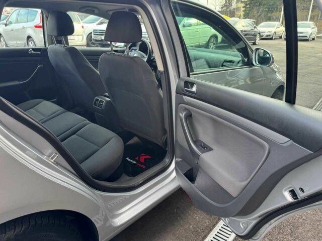 Сірий Фольксваген Гольф, об'ємом двигуна 1.6 л та пробігом 176 тис. км за 7699 $, фото 13 на Automoto.ua