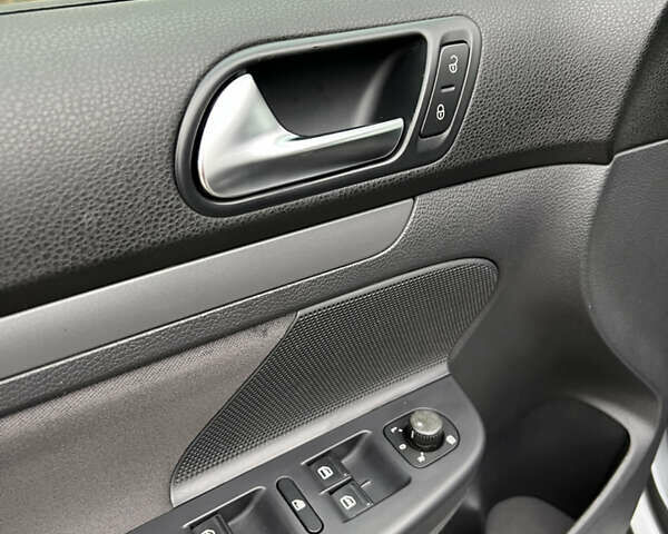 Серый Фольксваген Гольф, объемом двигателя 1.6 л и пробегом 218 тыс. км за 5850 $, фото 31 на Automoto.ua