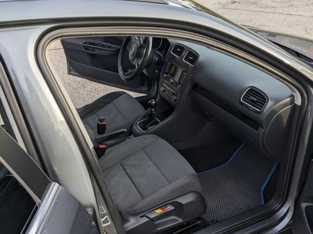 Серый Фольксваген Гольф, объемом двигателя 1.6 л и пробегом 299 тыс. км за 6550 $, фото 6 на Automoto.ua