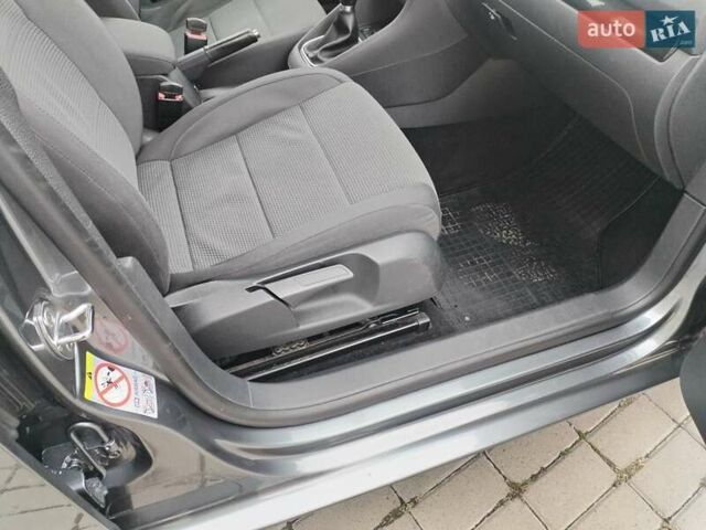Серый Фольксваген Гольф, объемом двигателя 1.6 л и пробегом 253 тыс. км за 7700 $, фото 51 на Automoto.ua