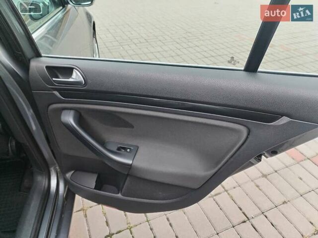 Серый Фольксваген Гольф, объемом двигателя 1.6 л и пробегом 253 тыс. км за 7700 $, фото 45 на Automoto.ua