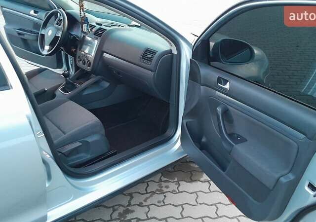 Серый Фольксваген Гольф, объемом двигателя 1.6 л и пробегом 370 тыс. км за 4900 $, фото 11 на Automoto.ua