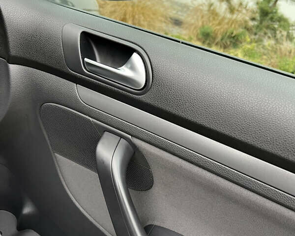 Серый Фольксваген Гольф, объемом двигателя 1.6 л и пробегом 218 тыс. км за 5850 $, фото 40 на Automoto.ua