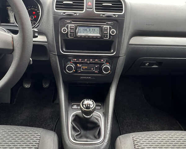 Сірий Фольксваген Гольф, об'ємом двигуна 1.39 л та пробігом 180 тис. км за 5999 $, фото 21 на Automoto.ua