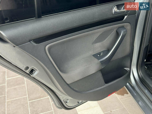 Серый Фольксваген Гольф, объемом двигателя 1.6 л и пробегом 300 тыс. км за 6300 $, фото 24 на Automoto.ua