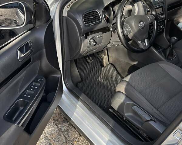 Серый Фольксваген Гольф, объемом двигателя 1.6 л и пробегом 290 тыс. км за 7300 $, фото 4 на Automoto.ua