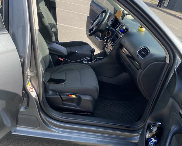 Серый Фольксваген Гольф, объемом двигателя 1.6 л и пробегом 320 тыс. км за 7500 $, фото 13 на Automoto.ua