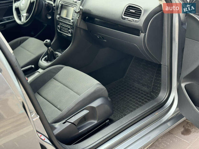 Серый Фольксваген Гольф, объемом двигателя 1.6 л и пробегом 300 тыс. км за 6300 $, фото 19 на Automoto.ua