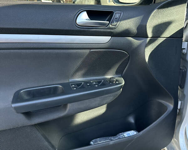 Серый Фольксваген Гольф, объемом двигателя 1.6 л и пробегом 320 тыс. км за 6399 $, фото 12 на Automoto.ua