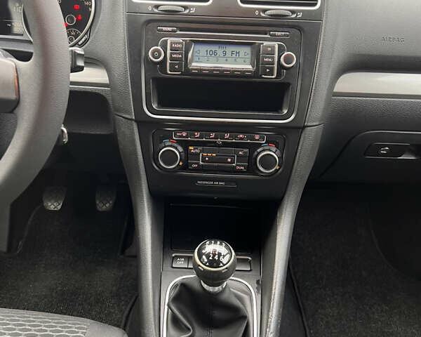 Сірий Фольксваген Гольф, об'ємом двигуна 1.39 л та пробігом 180 тис. км за 5999 $, фото 22 на Automoto.ua