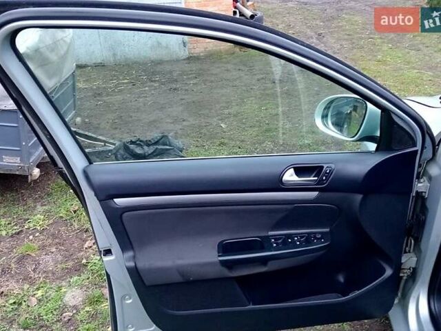 Серый Фольксваген Гольф, объемом двигателя 1.6 л и пробегом 300 тыс. км за 6800 $, фото 1 на Automoto.ua