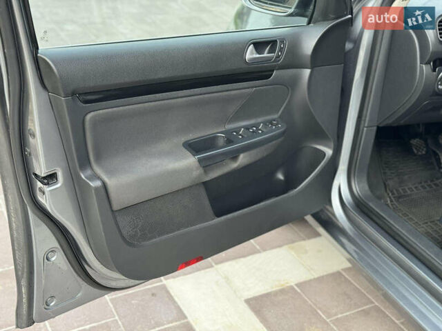 Серый Фольксваген Гольф, объемом двигателя 1.6 л и пробегом 300 тыс. км за 6300 $, фото 27 на Automoto.ua