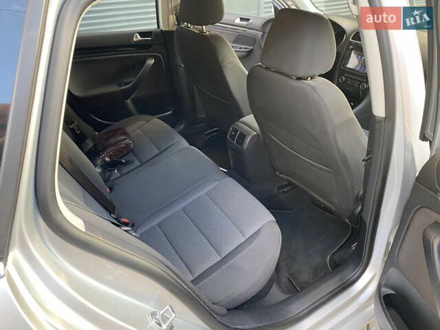 Серый Фольксваген Гольф, объемом двигателя 1.6 л и пробегом 217 тыс. км за 8800 $, фото 42 на Automoto.ua