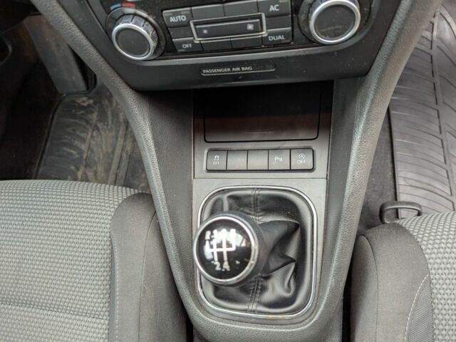 Серый Фольксваген Гольф, объемом двигателя 1.6 л и пробегом 216 тыс. км за 8300 $, фото 12 на Automoto.ua