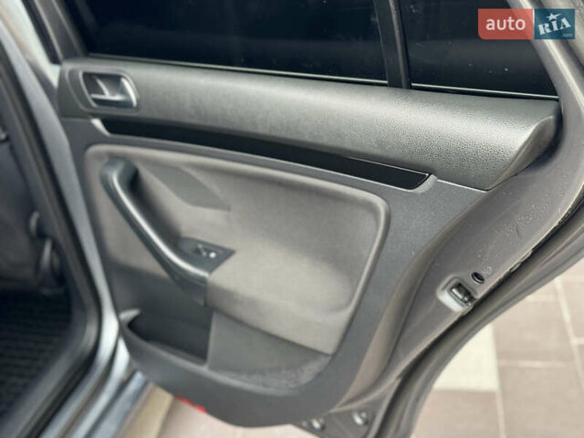 Серый Фольксваген Гольф, объемом двигателя 1.6 л и пробегом 300 тыс. км за 6300 $, фото 26 на Automoto.ua