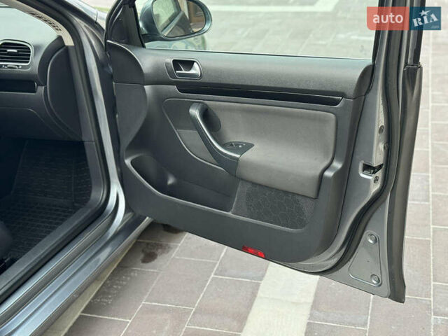 Серый Фольксваген Гольф, объемом двигателя 1.6 л и пробегом 300 тыс. км за 6300 $, фото 18 на Automoto.ua