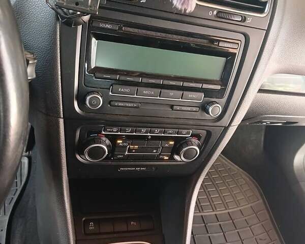 Серый Фольксваген Гольф, объемом двигателя 1.6 л и пробегом 213 тыс. км за 7800 $, фото 5 на Automoto.ua