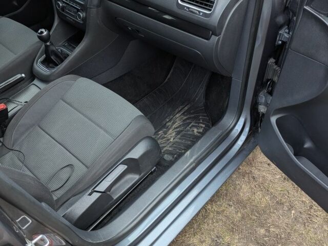 Серый Фольксваген Гольф, объемом двигателя 1.6 л и пробегом 216 тыс. км за 8300 $, фото 15 на Automoto.ua