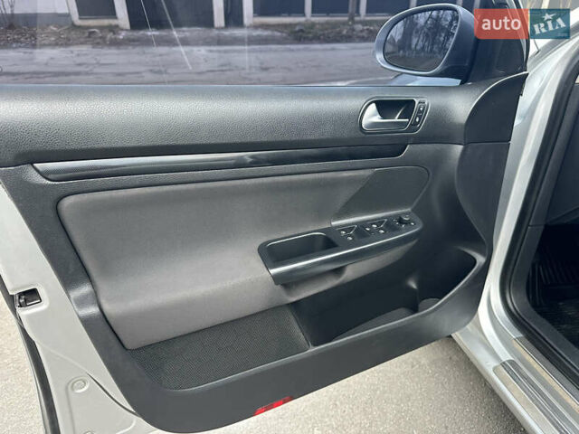 Серый Фольксваген Гольф, объемом двигателя 1.6 л и пробегом 202 тыс. км за 7399 $, фото 24 на Automoto.ua